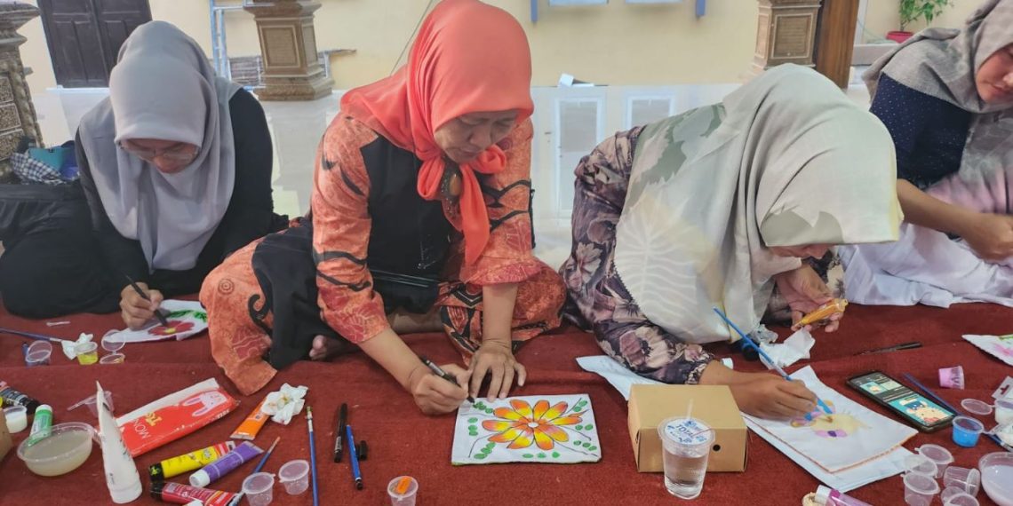 Sambut Revitalisasi Taman Mumbul, Tim MMD UB Latih Warga Kerajinan Berbasis Lukisan